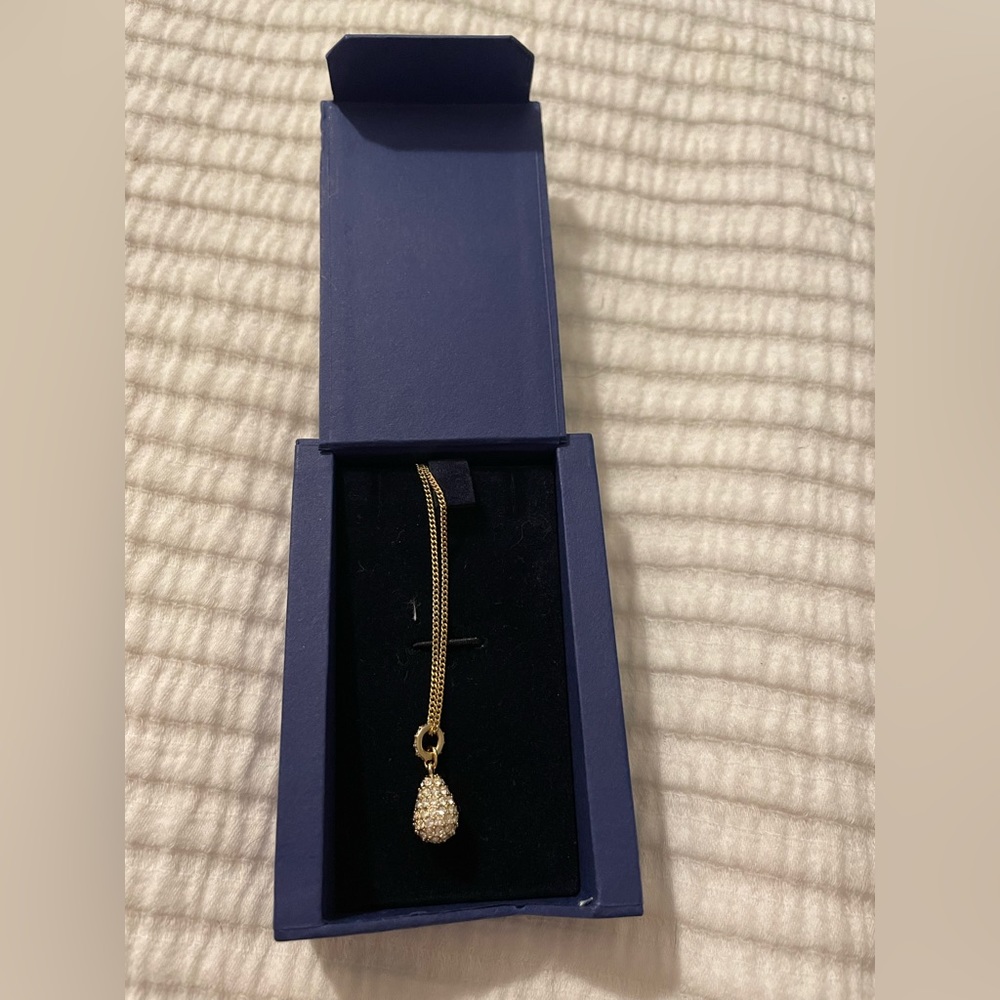 Swarovski pear looking pendant necklace